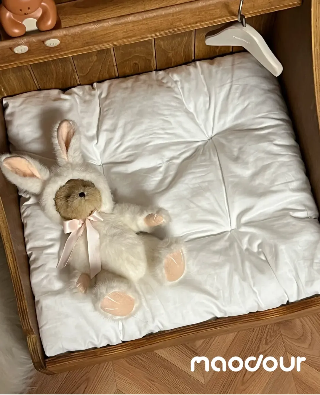 Nordic Vintage Solid Wood Pet Bed — construction detail 10