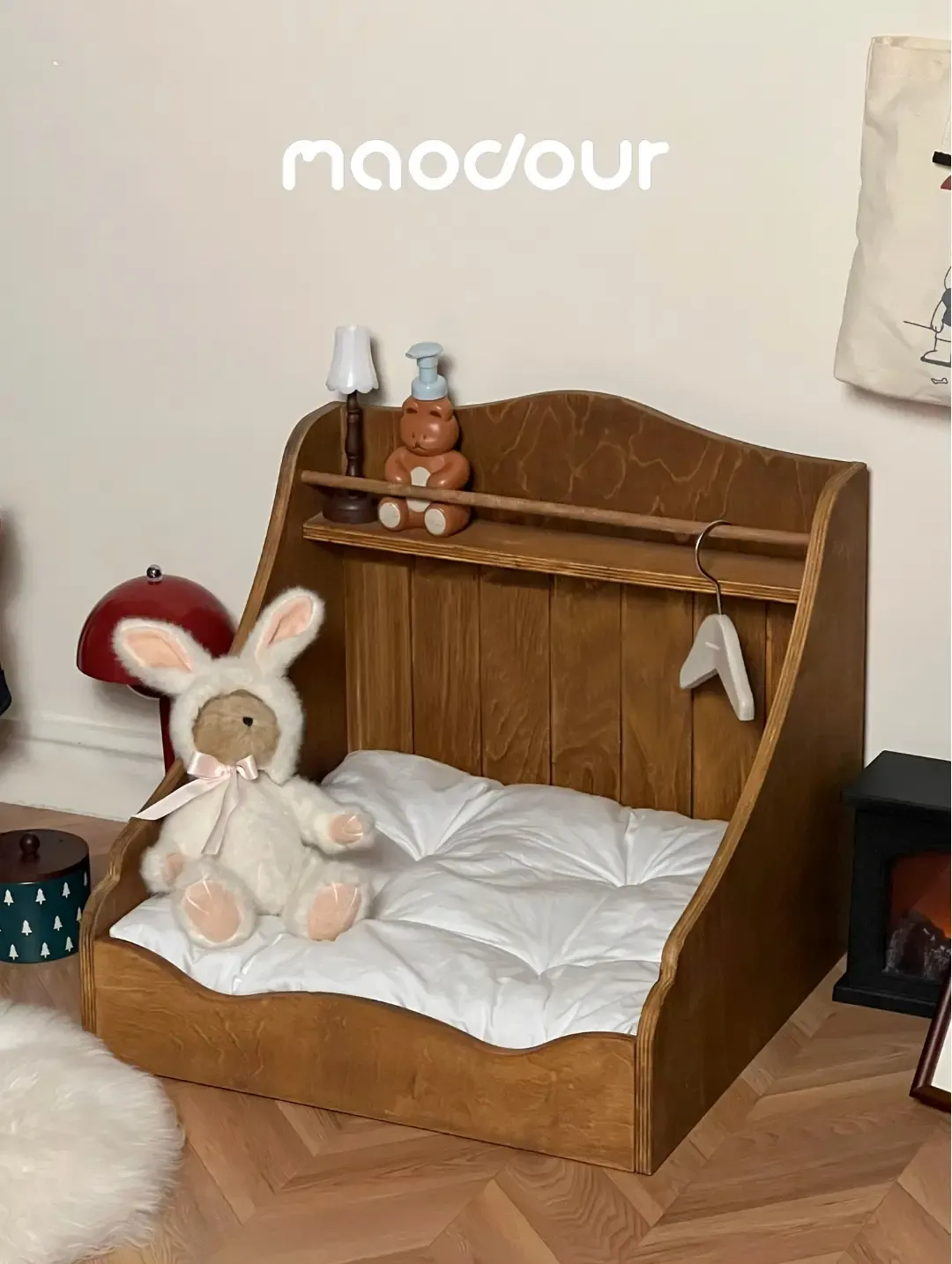 Nordic Vintage Solid Wood Pet Bed — construction detail 2