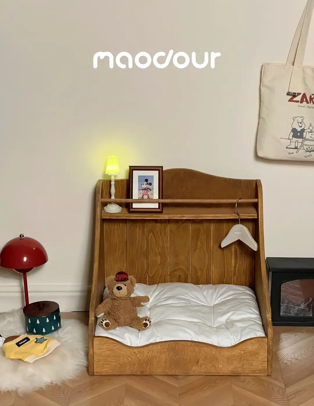 Nordic Vintage Solid Wood Pet Bed — construction detail 3