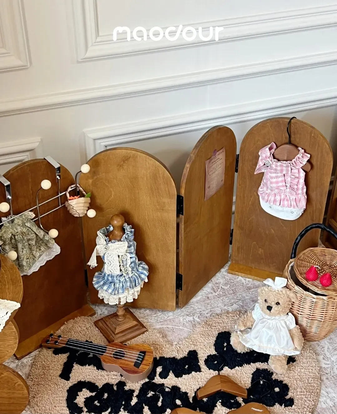 Vintage wooden pet screen divider detail 7