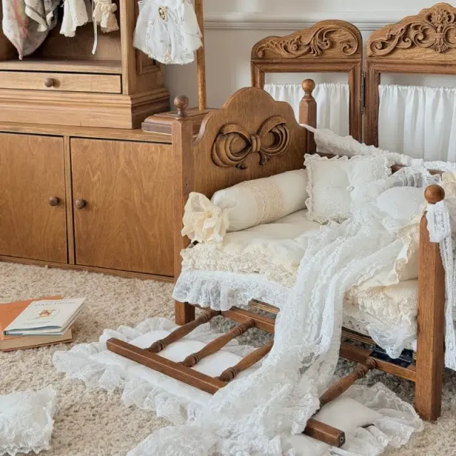 pet bedding manufacturer - Classic Cradle Pet Bedding & Lace Set, view 2