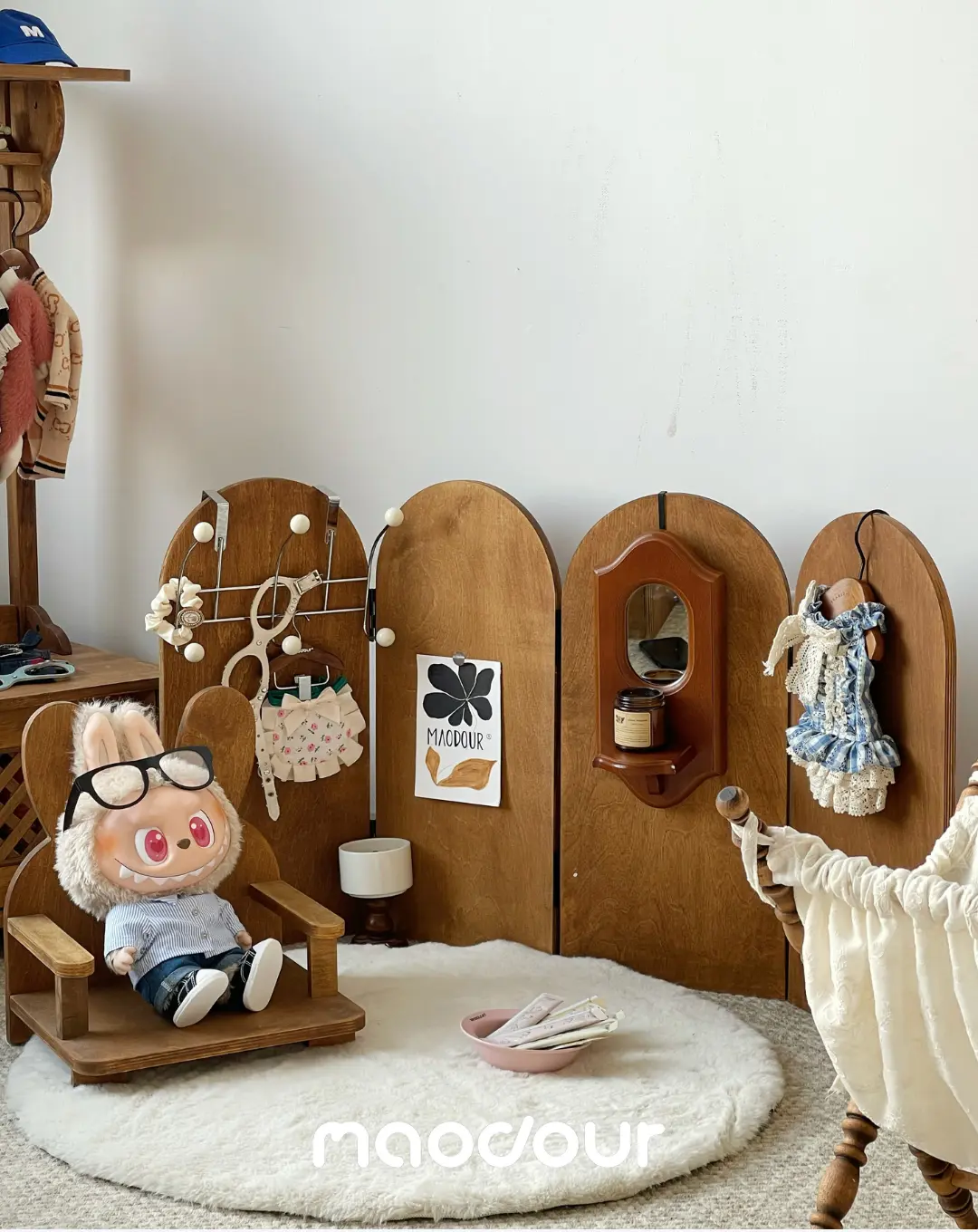 Vintage wooden pet screen divider detail 14