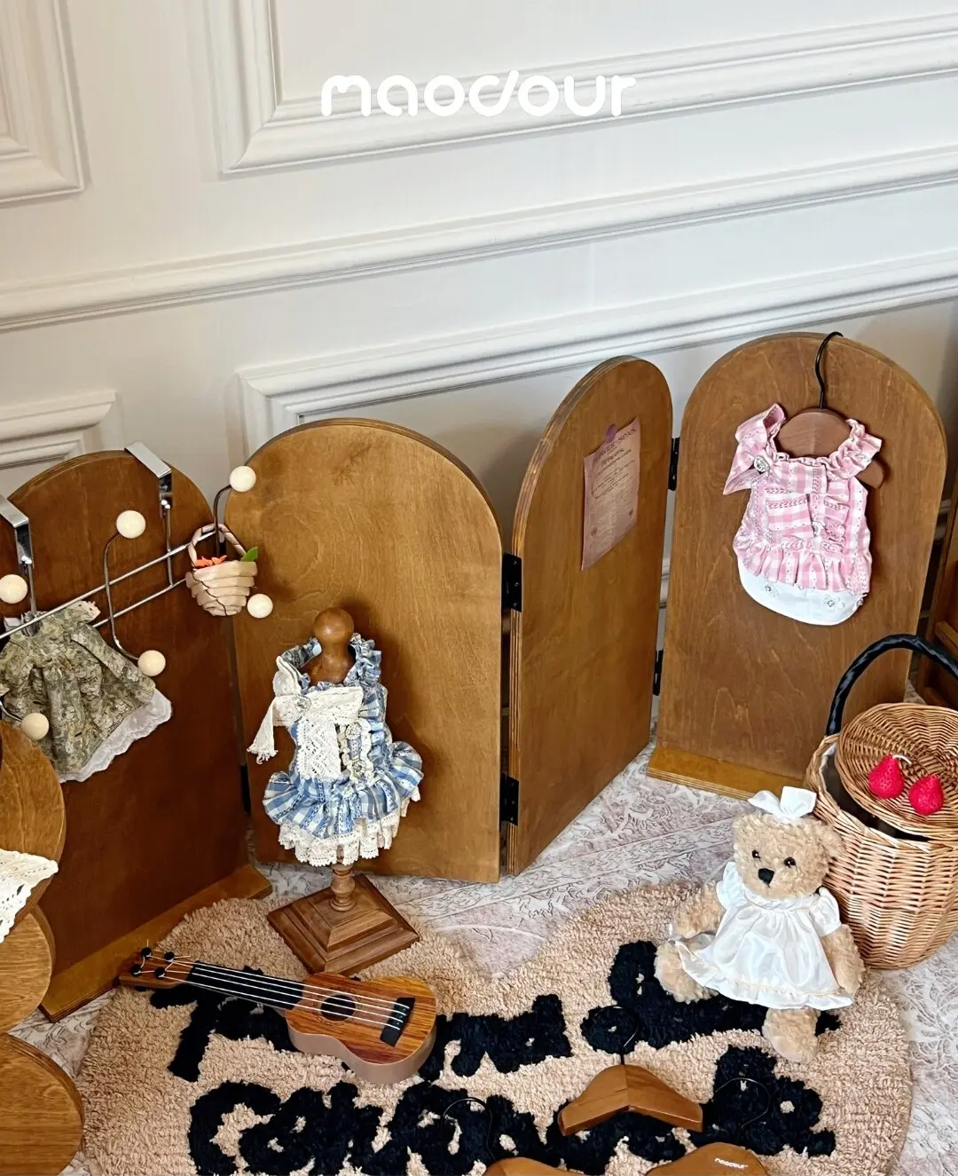 Vintage wooden pet screen divider detail 7