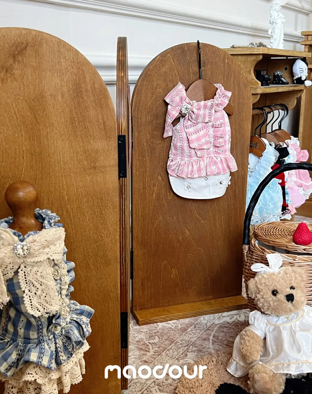 Vintage wooden pet screen divider detail 8