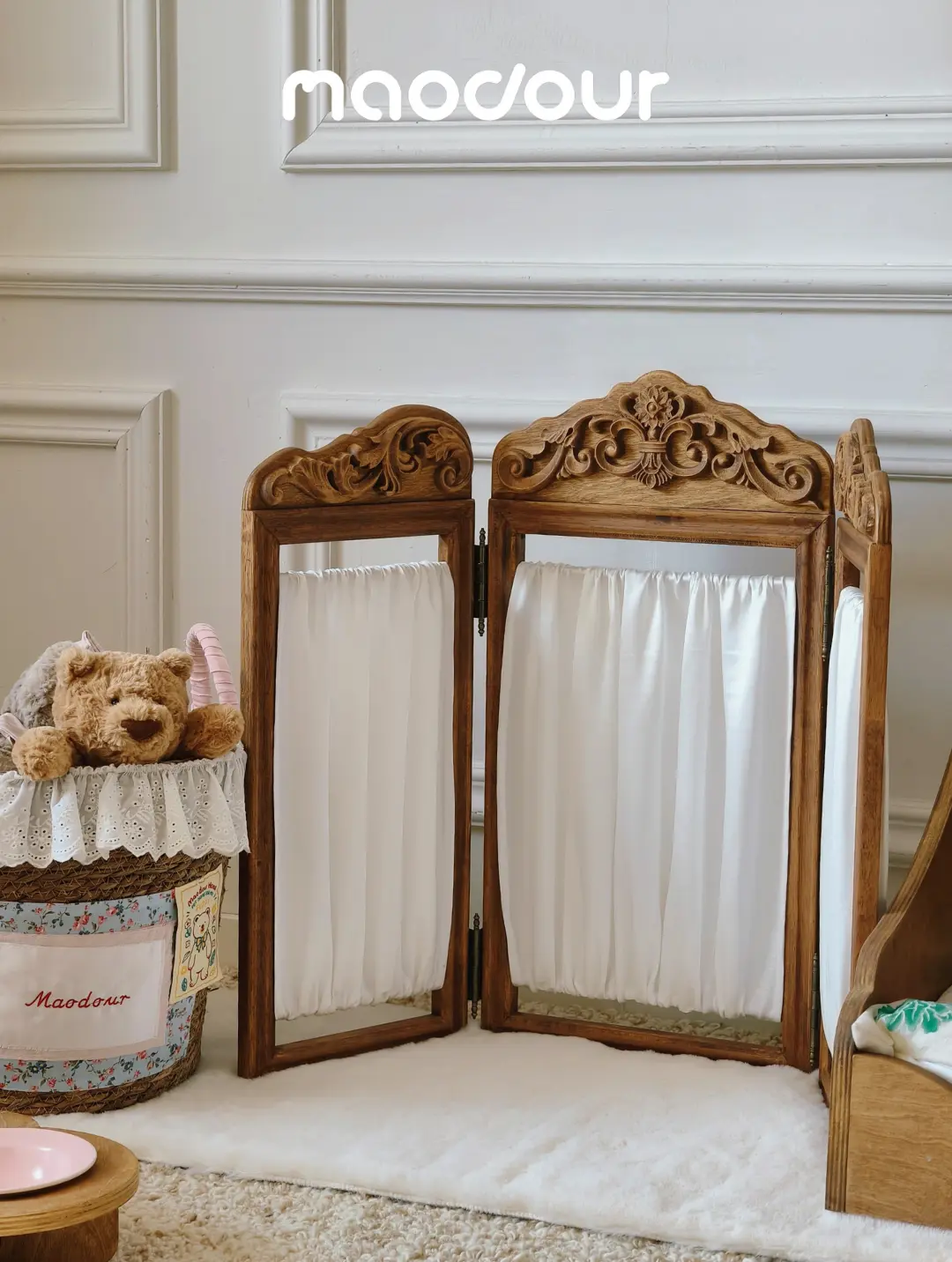 Satin carved folding pet screen divider detail 10