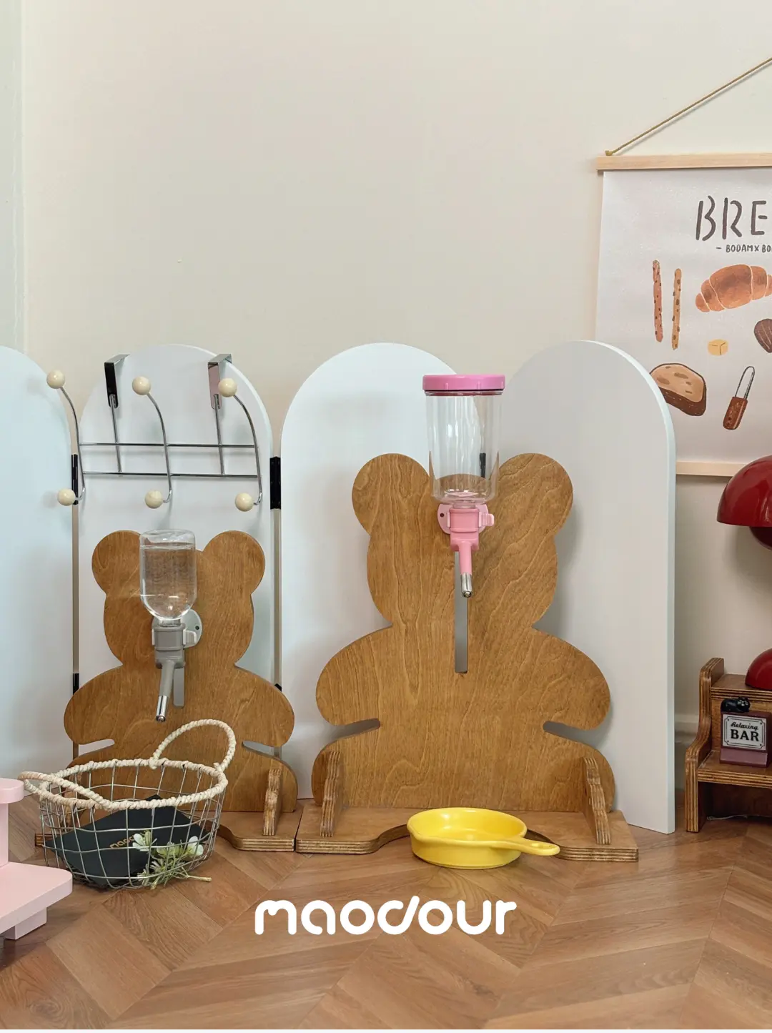 Bear pet water bottle stand detail 3