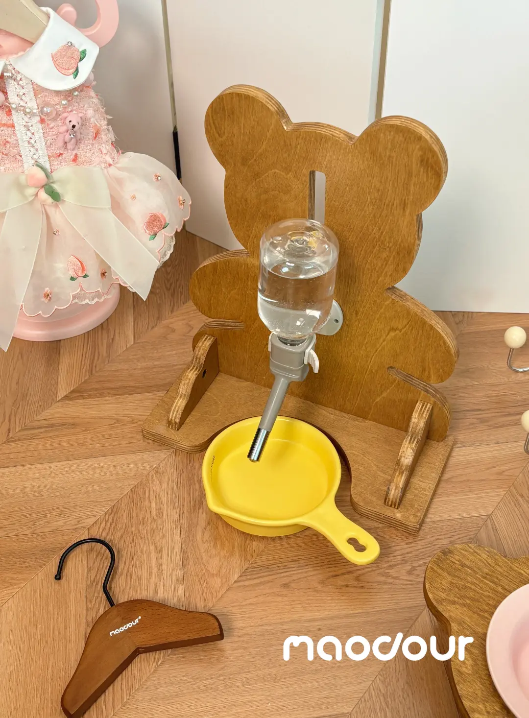 Bear pet water bottle stand detail 8