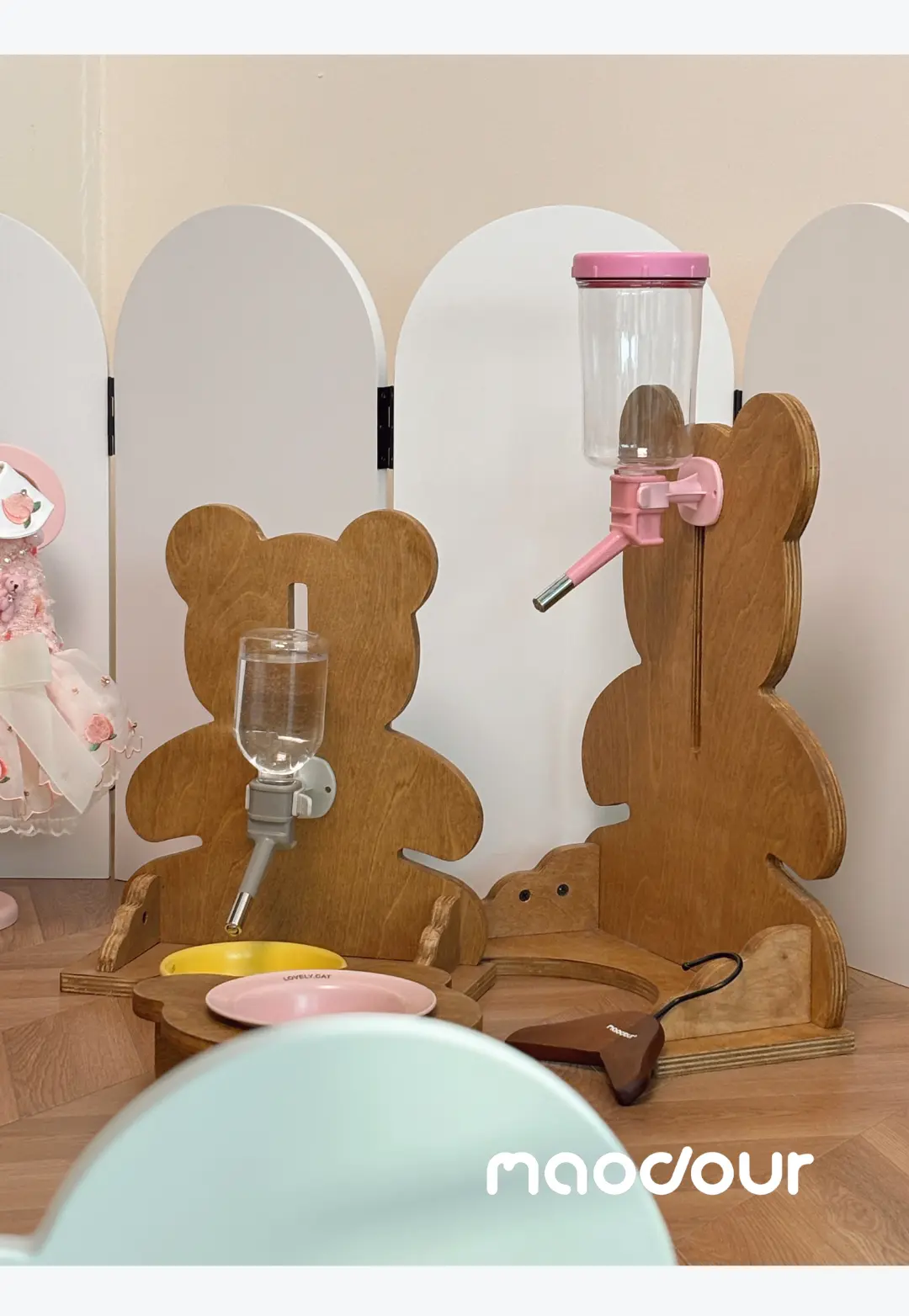 Bear pet water bottle stand detail 9