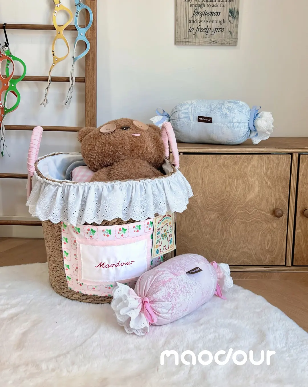 Bear pet storage basket detail 9